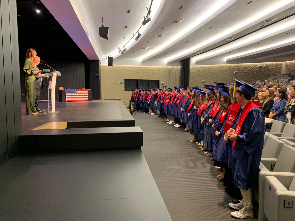 Studenti in toga e tocco in fila durante la cerimonia di consegna del diploma.