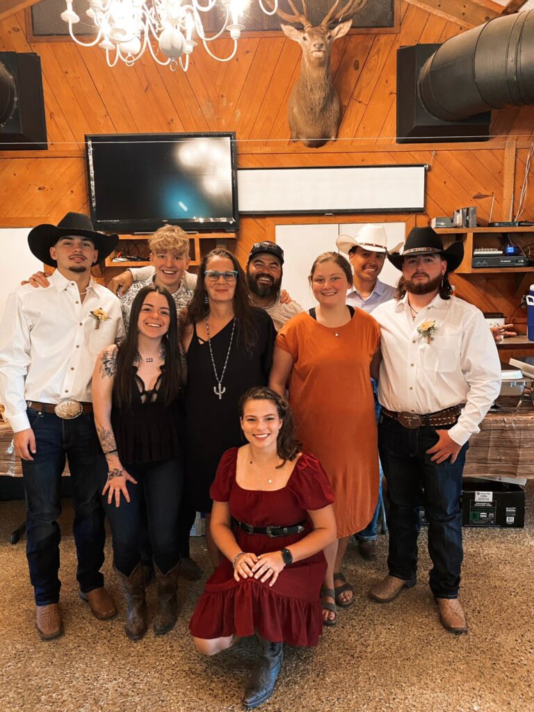 Studentessa con la famiglia ospitante americana, in cappello da cowboy.
