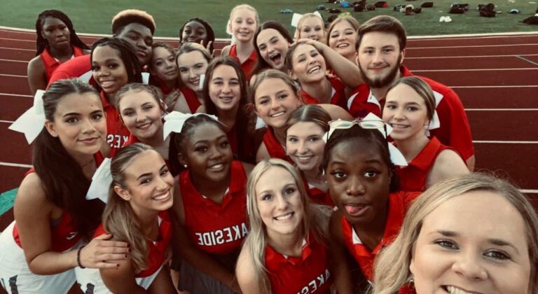 Squadra di cheerleader di una high school americana in posa per un selfie.