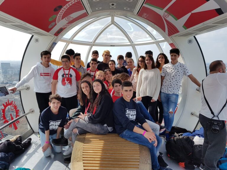 Gruppo di studenti dentro una capsula di vetro del London Eye.