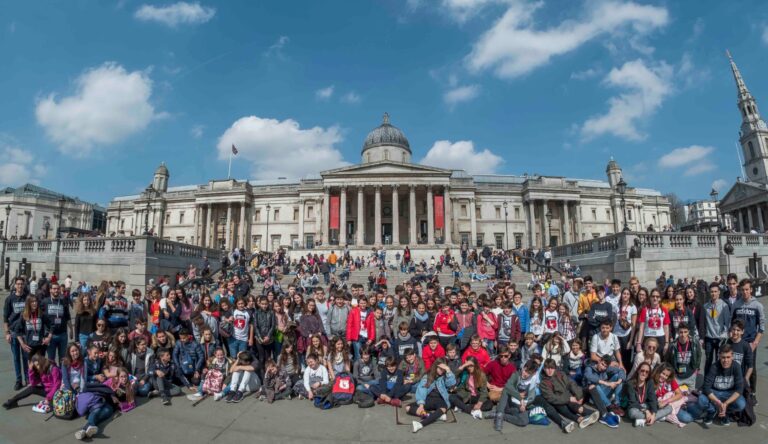 Gruppo molto numeroso di studenti in Trafalgar Square, davanti alla National Gallery di Londra.