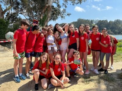 Bambini in posa in un campo estivo in galizia