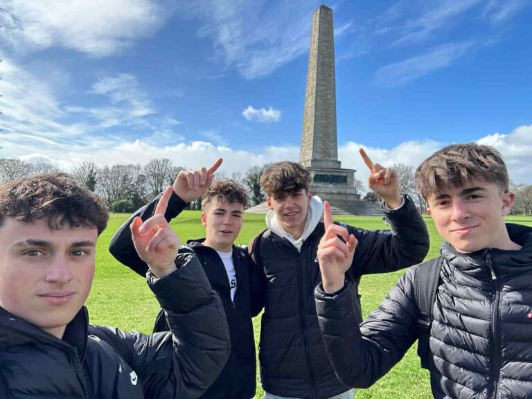 Ragazzi in posa nel Phoenix Park di Dublino