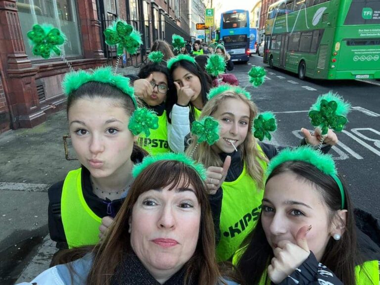 Studenti che si divertono a Dublino