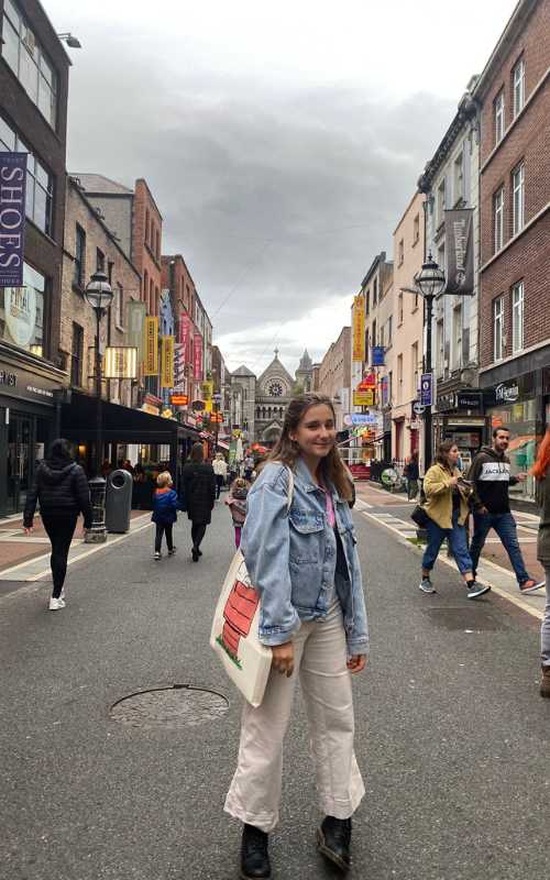 Ragazza in posa su una strada in Irlanda