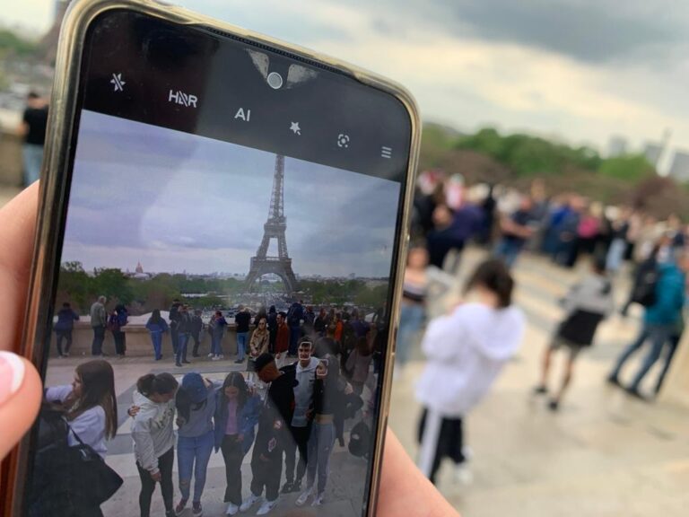 Schermo di un telefono che inquadra la Torre Eiffel.