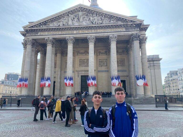 Due studenti davanti al Panthéon di Parigi, decorato con le bandiere francesi.