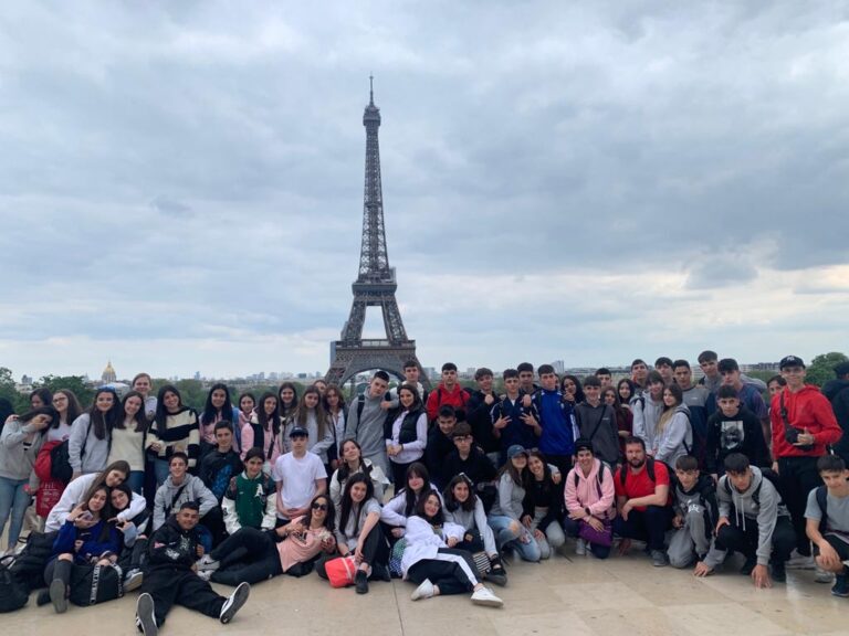 Gruppo di studenti davanti alla Torre Eiffel, a Parigi.