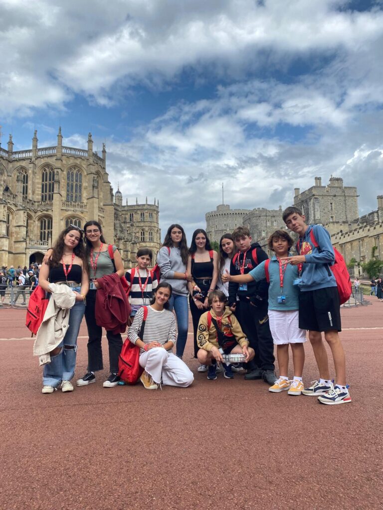 Gruppo di studenti nel cortile del castello di Windsor.