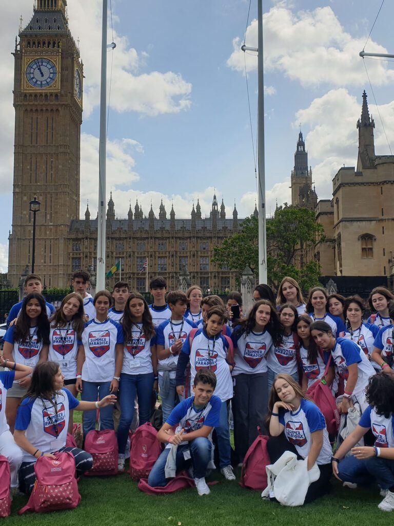 Gruppo di studenti davanti al Big Ben e al Parlamento di Londra.