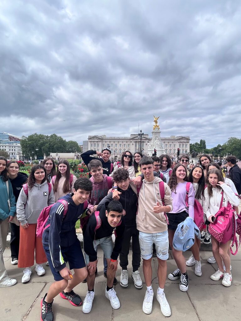 Gruppo di studenti davanti a Buckingham Palace, a Londra.