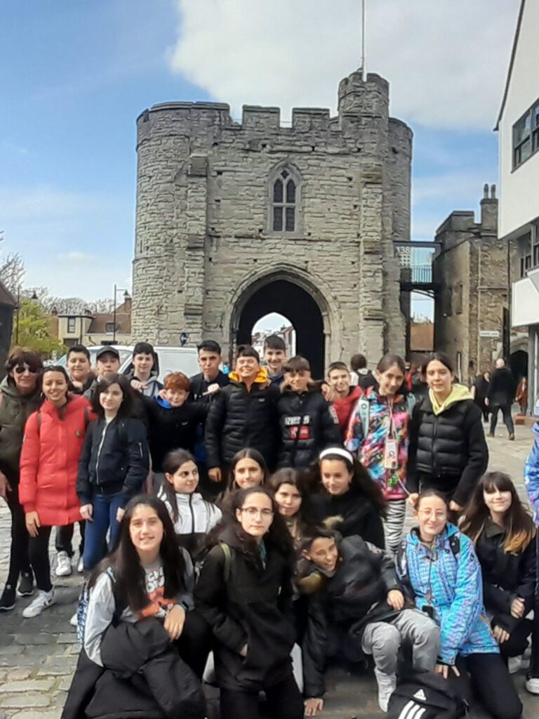 Gruppo di studenti davanti alle Westgate Towers di Canterbury.
