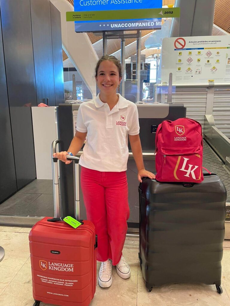 Studentessa del Programma J1 di Language Kingdom in aeroporto, con valigie e zaino LK, pronta a partire per un anno scolastico negli Stati Uniti.