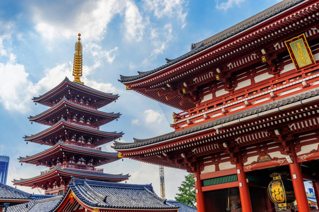 Il tempio Sensō-ji di Tokyo, con la pagoda a cinque piani.