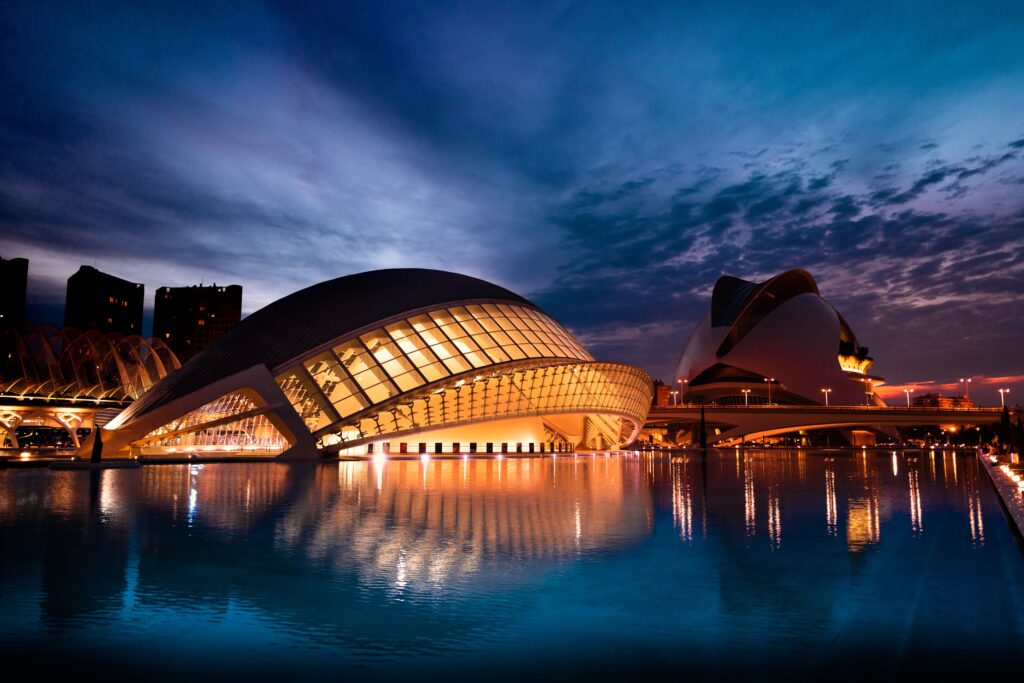 La Città delle Arti e delle Scienze di Valencia illuminata al crepuscolo.