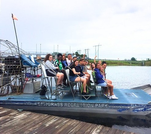 Studenti a bordo di un airboat nelle Everglades, in Florida.