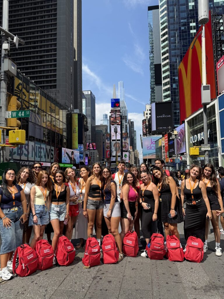 Gruppo di studenti con le borse rosse LK a Times Square, New York.