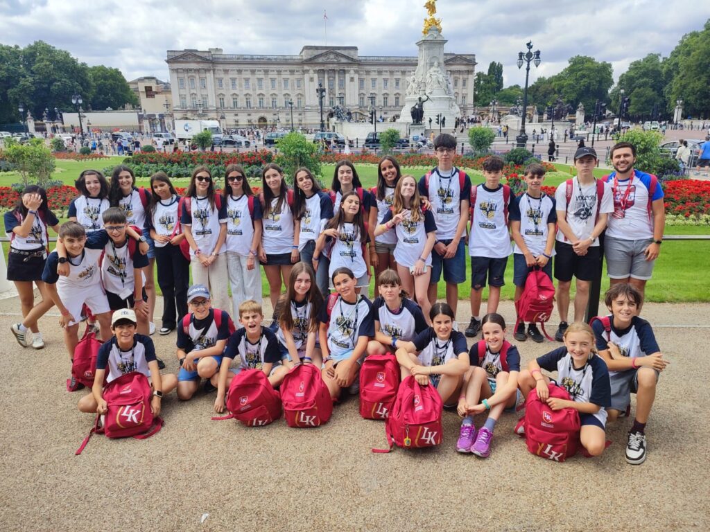 Gruppo di studenti davanti a Buckingham Palace, a Londra.