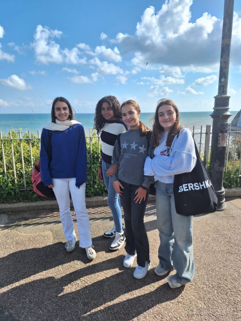 Quattro studentesse sul lungomare di Broadstairs, nel Regno Unito.