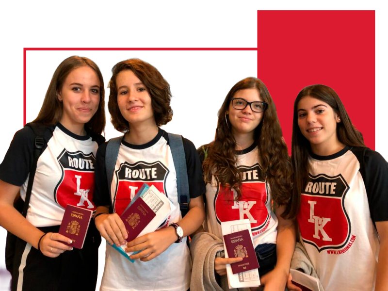 Quattro studentesse con la maglietta LK e il passaporto in mano, pronte a partire.