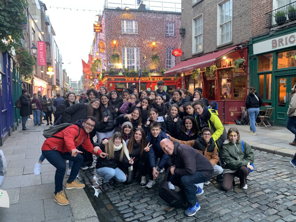 Gruppo di studenti italiani in posa nel quartiere Temple Bar di Dublino.
