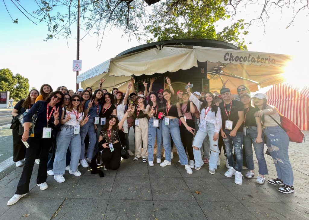 Gruppo di studenti davanti a una cioccolateria, al tramonto.