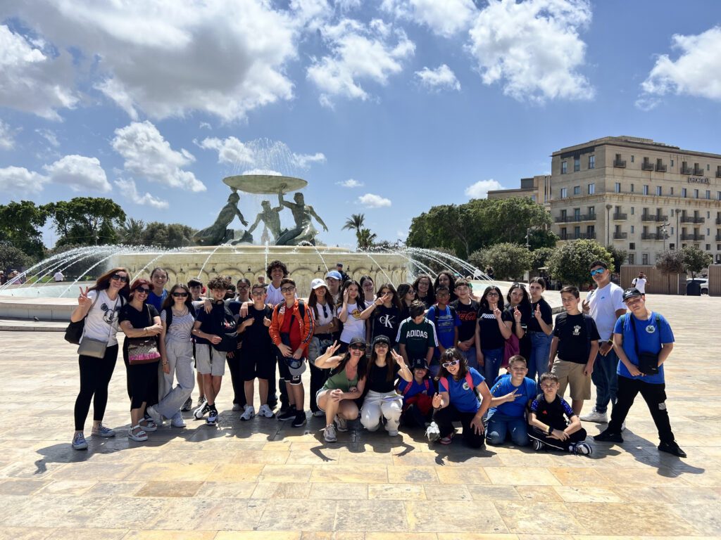 Gruppo di studenti alla fontana del Tritone, all'ingresso di La Valletta.