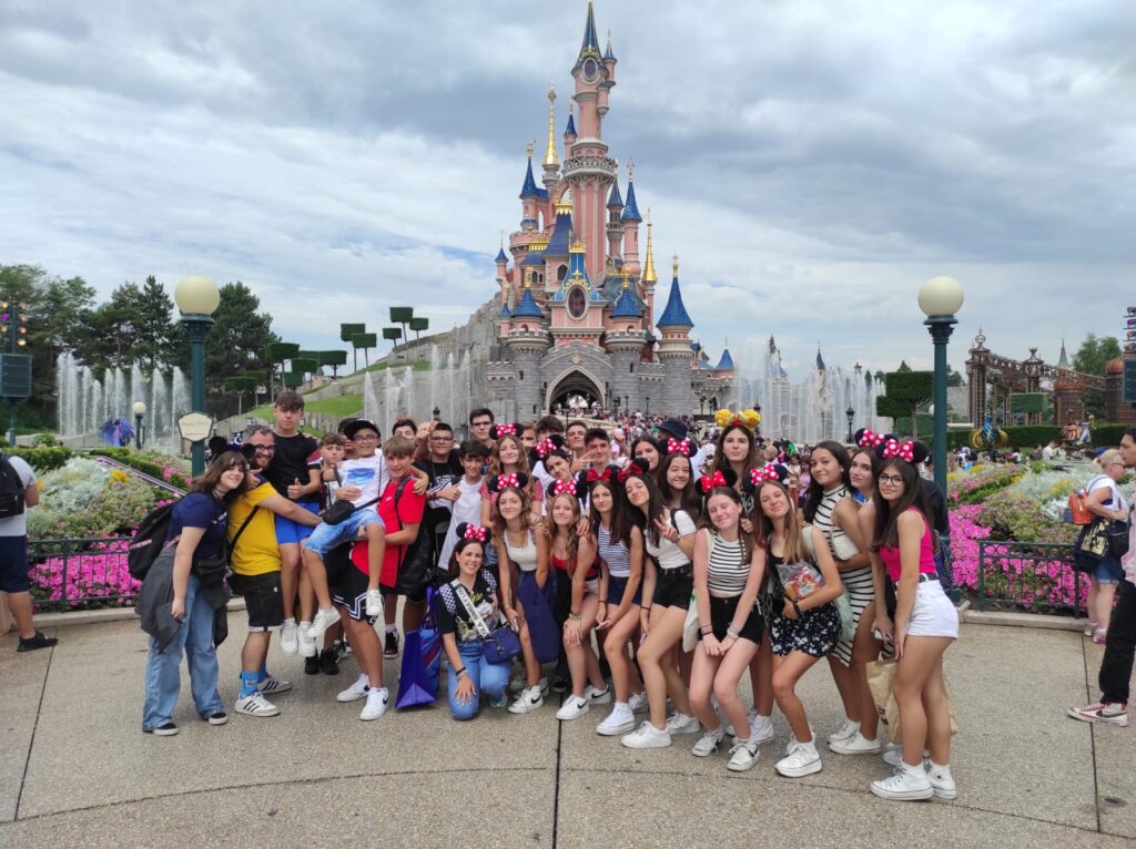 Gruppo numeroso di studenti davanti al castello di Disneyland Paris.