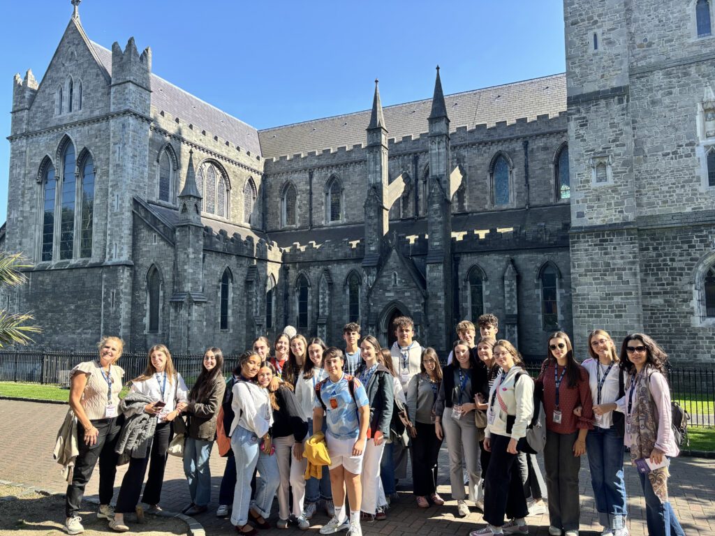 Gruppo di studenti davanti alla cattedrale di Christ Church, a Dublino.