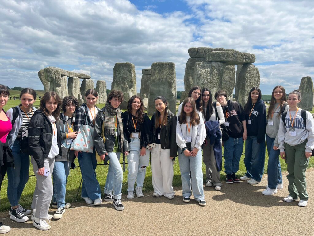 Gruppo di studenti davanti al cerchio di pietre di Stonehenge.