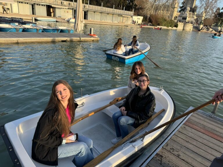 Studentesse su una barca a remi nel laghetto del parco.