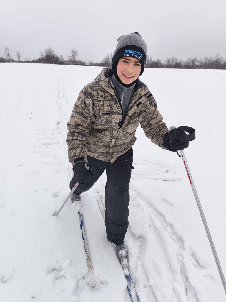 Studente sugli sci di fondo in una giornata di neve, in Canada.