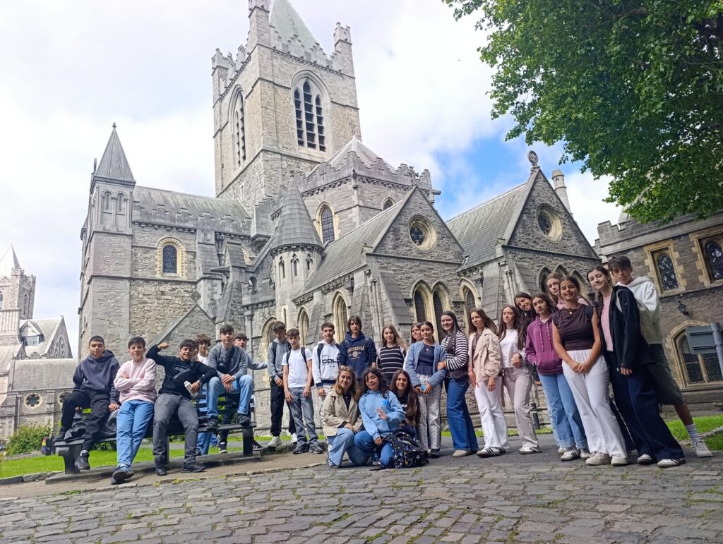 Studenti delle scuole superiori davanti alla Christ Church Cathedral di Dublino durante un percorso formativo all’estero