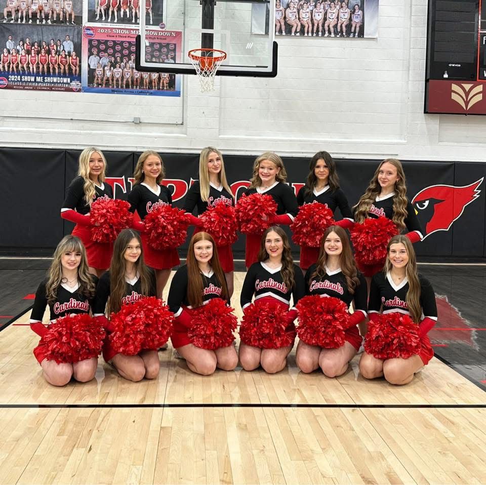 Squadra di cheerleader di una high school americana con i pompon rossi.