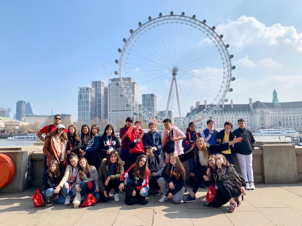 Studenti davanti al London Eye