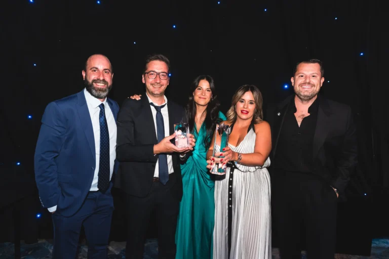 Il team di Language Kingdom ritira il premio agli StudyTravel Star Awards.