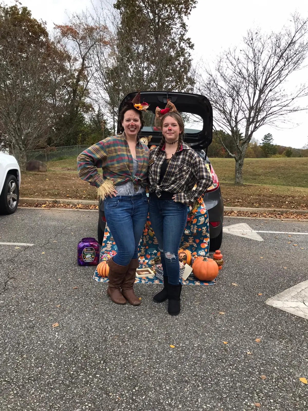 Due studentesse internazionali vestite da spaventapasseri durante la festa di Halloween in America.