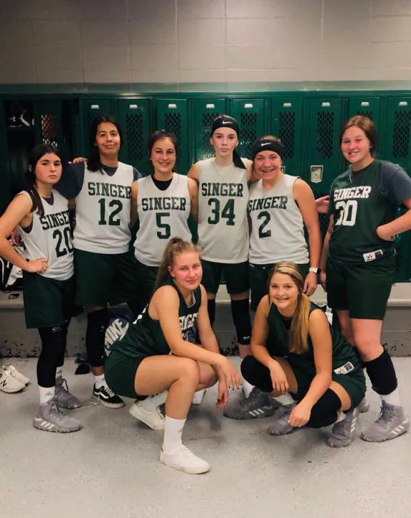 Squadra femminile di basket di una high school americana nel corridoio della scuola.